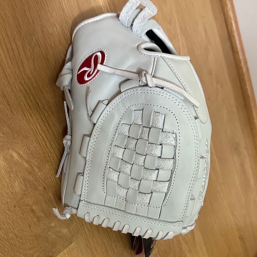 NWT Rawlings Light Gray Leather Women’s Softball Glove 12 1/2